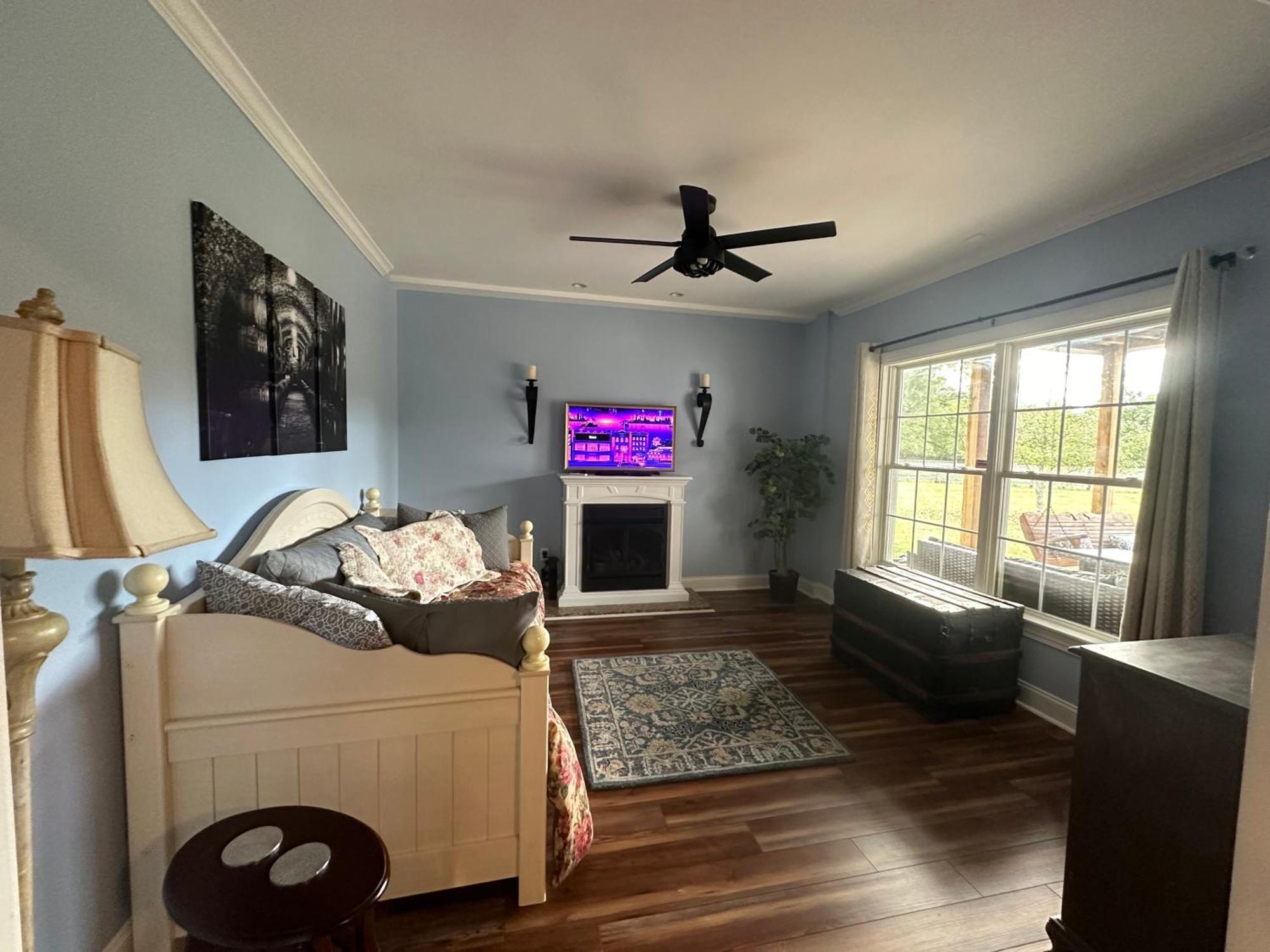Pillow And Paddock B&B La Grange Bagian luar foto