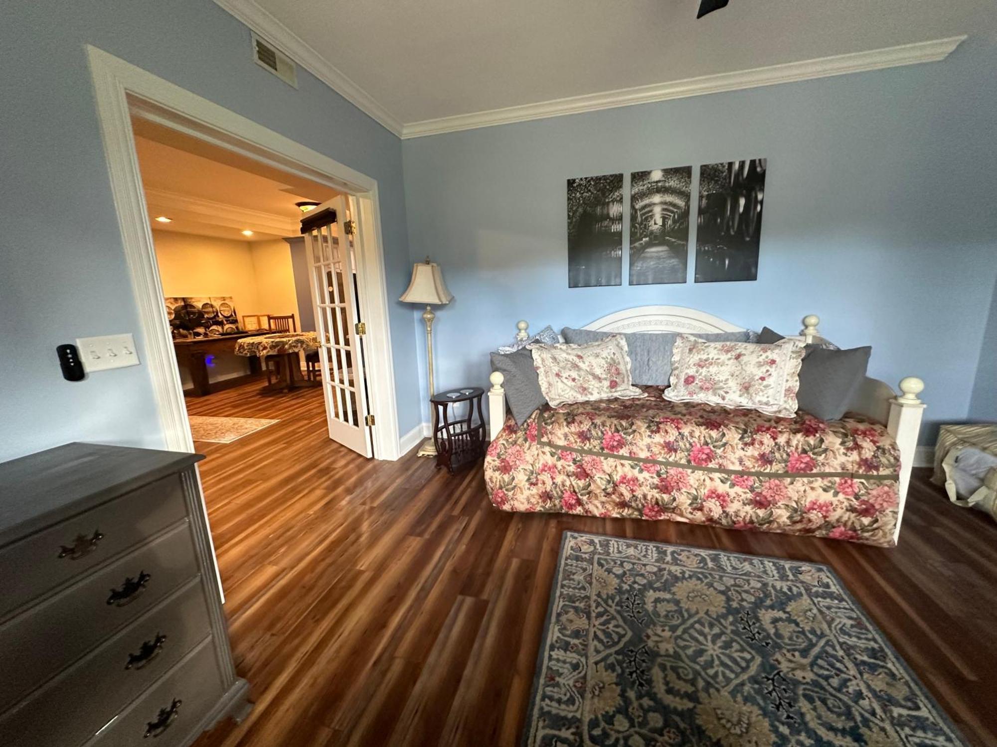 Pillow And Paddock B&B La Grange Bagian luar foto